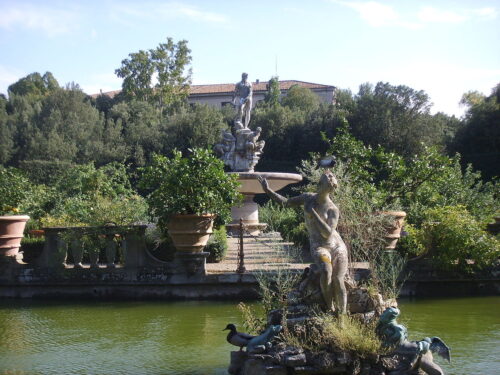 https://commons.wikimedia.org/wiki/Category:Statues_in_the_Boboli_Gardens#/media/File:Boboli,_isolotto,_andromeda_03.JPG