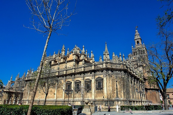 https://pixabay.com/de/photos/giralda-kathedrale-sevilla-spanien-2064185/