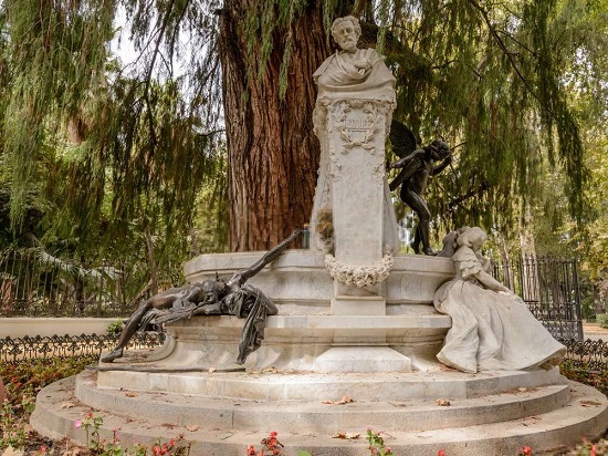 https://www.marialuisapark.com/wp-content/uploads/2019/06/front-becker-statue-maria-luisa-park-visit-tour.jpg