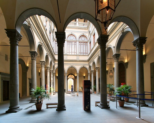 https://en.wikipedia.org/wiki/Palazzo_Strozzi#/media/File:Palazzo_Strozzi_-_panoramio.jpg