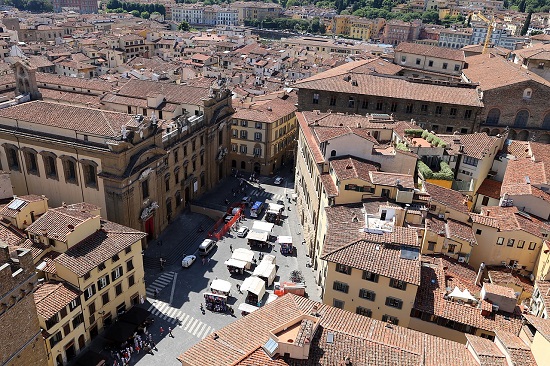 https://it.wikipedia.org/wiki/Piazza_San_Firenze#/media/File:Badia_fiorentina,_campanile,_veduta_da,_san_firenze_04.jpg