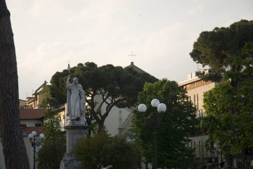 https://commons.wikimedia.org/wiki/Category:Girolamo_Savonarola#/media/File:Firenze_-_Florence_-_Piazza_Savoranola_-_View_NW_on_the_Statue_of_Girolamo_Savoranola_(1452-98).jpg