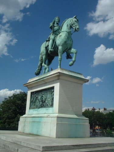 https://commons.wikimedia.org/wiki/Category:Statue_of_Henri_IV_in_Paris#/media/File:Statue_Henri_IV_Pont_Neuf.jpg