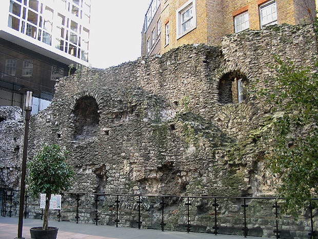 https://en.wikipedia.org/wiki/Londinium#/media/File:London_Wall_fragment.jpg