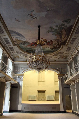https://it.wikipedia.org/wiki/Palazzo_Rinuccini#/media/File:Teatro_di_palazzo_rinuccini_di_giulio_mannaioni_04.JPG