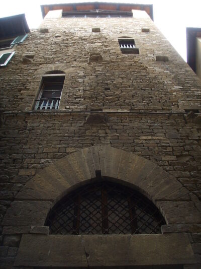 https://it.wikipedia.org/wiki/Torre_dei_Rigaletti#/media/File:Torre_dei_Rigaletti_view.JPG