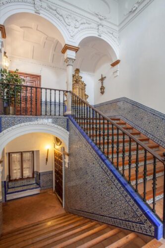 https://www.booking.com/hotel/es/villa-elvira-exclusive-pool-and-gardens-in-the-heart-of-sevilla.en-gb.html?aid=318615&label=New_English_EN_GR_26744723065-VxQODbyas3cfQ9ve5p*0CAS217276185995%3Apl%3Ata%3Ap1%3Ap2%3Aac%3Aap%3Aneg%3Afi%3Atiaud-294889296933%3Adsa-64415475985%3Alp1007558%3Ali%3Adec%3Adm&sid=db8e5af3ab9bc08f6697cb2b6e155372&dest_id=-402849&dest_type=city&dist=0&group_adults=2&group_children=0&hapos=1&hpos=1&no_rooms=1&room1=A%2CA&sb_price_type=total&sr_order=popularity&srepoch=1620911339&srpvid=89575c757ccd01b3&type=total&ucfs=1&sig=v13rh7mNs0&activeTab=photosGallery