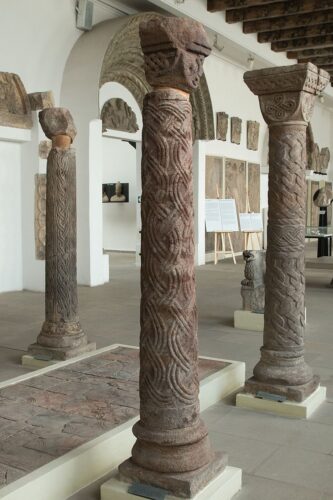 https://commons.wikimedia.org/wiki/Category:Columns_from_former_basilica_of_St._Vit_in_Lapidary_of_NM_Prague#/media/File:Column,_former_Basilica_of_St._Vit_in_Prague,_crypt,_end_of_11th_c,_Lapidary_of_NM_Prague,_175705.jpg