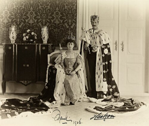 https://en.wikipedia.org/wiki/Haakon_VII_of_Norway#/media/File:Queen_Maud_and_King_Haakon_VII,_1906_crop.jpg