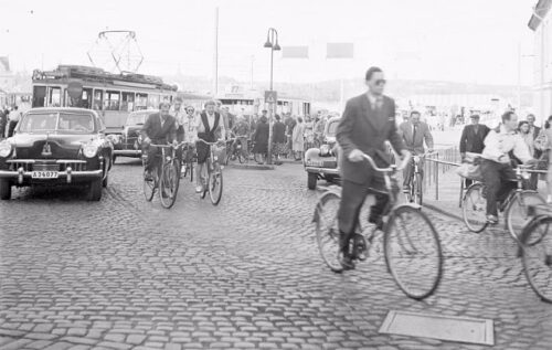 https://vintagenewsdaily.com/40-black-and-white-photos-that-document-everyday-life-of-stockholm-from-between-the-1940s-and-1950s/