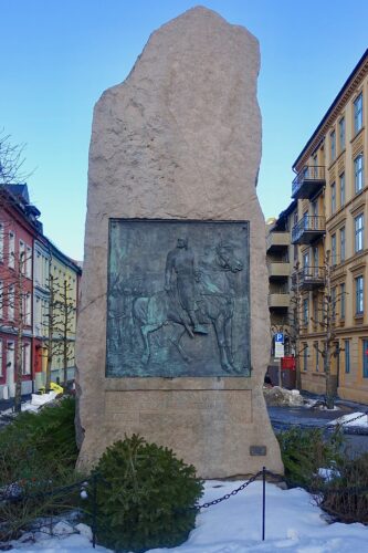 https://commons.wikimedia.org/wiki/Category:Harald_Hardrada_monument,_Oslo#/media/File:Harald_H%C3%A5rd%C3%A5des_plass_bauta_av_Lars_Utne_1905._Harald_Sigurdsson_Hardrada_monument_in_Oslo,_Norway_2019-02-13_a.jpg