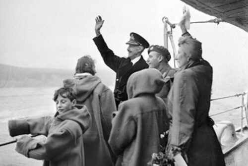 https://en.wikipedia.org/wiki/German_occupation_of_Norway#/media/File:Kongefamilien_1945.jpg