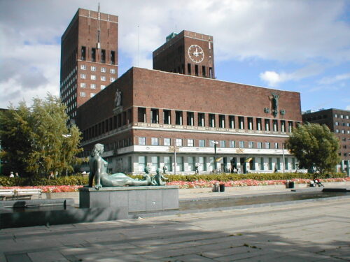 https://en.wikipedia.org/wiki/Oslo_City_Hall#/media/File:Oslo_r%C3%A5dhus2.jpg
