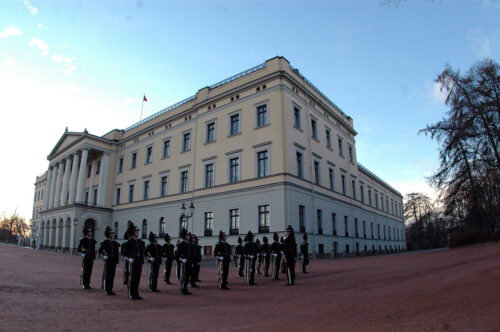 https://en.wikipedia.org/wiki/Royal_Palace,_Oslo#/media/File:Det_kongelige_slott_2_photo_D_Ramey_Logan.jpg