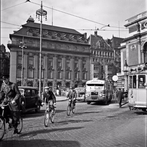 https://vintagenewsdaily.com/40-black-and-white-photos-that-document-everyday-life-of-stockholm-from-between-the-1940s-and-1950s/