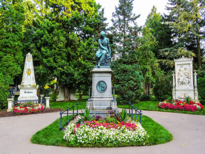 https://commons.wikimedia.org/wiki/Category:Grave_of_Ludwig_van_Beethoven#/media/File:Beethoven,_Mozart,_Schubert_(15180721250).jpg