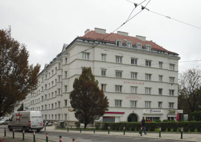 https://commons.wikimedia.org/wiki/Category:Hanuschhof,_Vienna#/media/File:Kommunaler_Wohnbau,_Hanusch-Hof_(7830)_IMG_6647.jpg