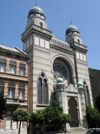 https://en.wikipedia.org/wiki/Hollandse_Synagoge#/media/File:Antwerpen_Synagoge_Bouwmeestersstraat2.JPG