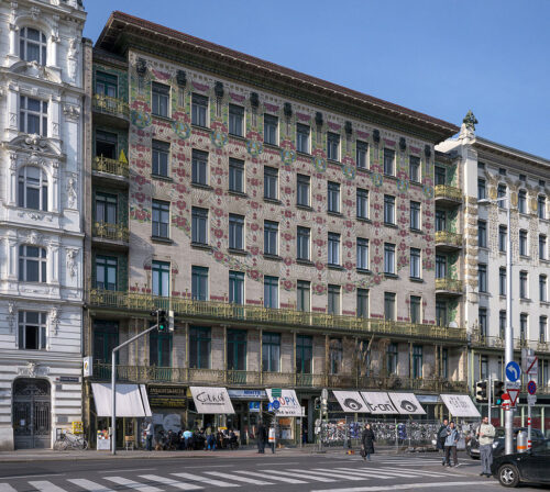 https://en.wikipedia.org/wiki/Linke_Wienzeile_Buildings#/media/File:Majolikahaus_gesamt_2.jpg