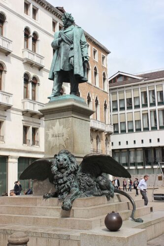 https://commons.wikimedia.org/wiki/Category:Monument_to_Daniele_Manin_(Venice)#/media/File:Venezia_pomnik_Manina.jpg