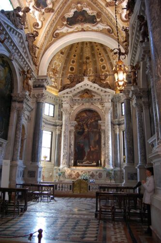 https://commons.wikimedia.org/wiki/Category:Interior_of_Santi_Giovanni_e_Paolo_(Venice)#/media/File:S.S._Giovanni_e_Paolo,_Venezia_-_panoramio_(3).jpg
