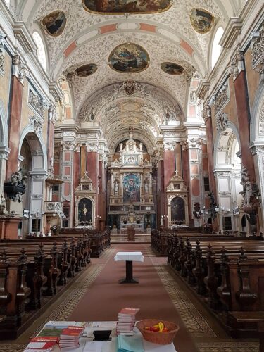 https://commons.wikimedia.org/wiki/Category:Interior_of_Schottenkirche,_Vienna#/media/File:Schottenkirche_-_10.jpg