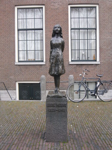 https://en.wikipedia.org/wiki/Anne_Frank#/media/File:Anne_Frank_M01.JPG
