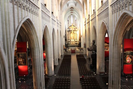 https://commons.wikimedia.org/wiki/Category:Nave_of_Onze-Lieve-Vrouwekathedraal_(Antwerp)#/media/File:Antwerp_Cathedral_Nave.jpg