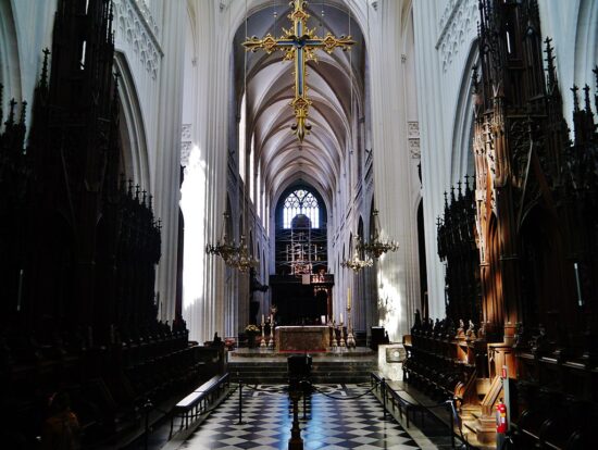 https://commons.wikimedia.org/wiki/Category:Nave_of_Onze-Lieve-Vrouwekathedraal_(Antwerp)#/media/File:Antwerpen_Kathedraal_Onze_Lieve_Vrouw_Innen_Langhaus_West_2.jpg