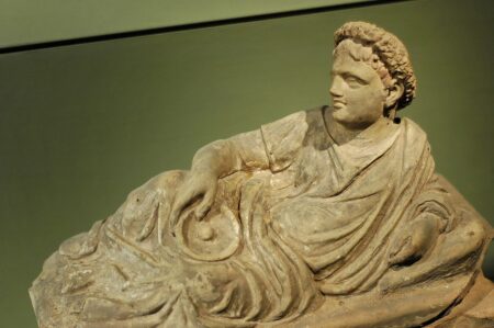 https://commons.wikimedia.org/wiki/Museo_Santa_Maria_della_Scala#/media/File:Etruscan_sarcophagus_SMS_n1.jpg