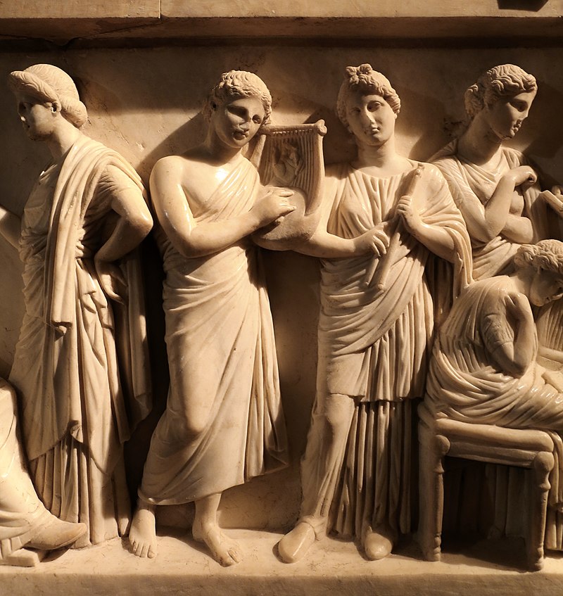 https://commons.wikimedia.org/wiki/Category:Museo_archeologico_nazionale_(Siena)#/media/File:Fronte_di_sarcofago_romano_in_marmo_detto_Le_Muse_Chigiane_02.jpg
