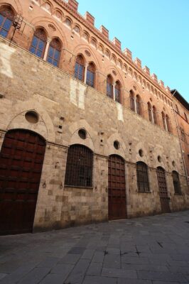 https://it.wikipedia.org/wiki/Palazzo_del_Capitano_del_Popolo_(Siena)#/media/File:SienaPalazzoDelCapitanoDelPopolo7.jpg