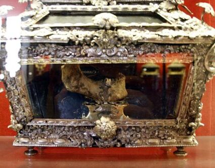 https://commons.wikimedia.org/wiki/File:Reliquary_of_Saint_Ansanus_(17th-cent.)_-_Museo_dell%27Opera_del_Duomo_-_Siena_2016.jpg