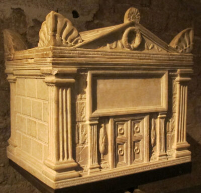 https://commons.wikimedia.org/wiki/Category:Museo_archeologico_nazionale_(Siena)#/media/File:Urna_romana_in_marmo_da_chiusi,_fonte_pinella,.JPG