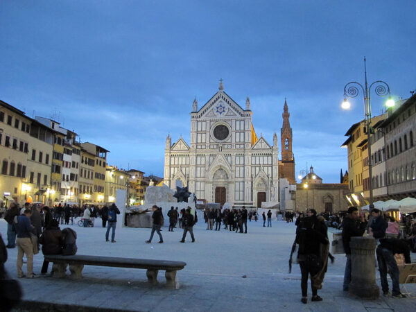 https://commons.wikimedia.org/wiki/Category:Piazza_Santa_Croce#/media/File:Installazione_florens_2012_piazza_s._croce.JPG