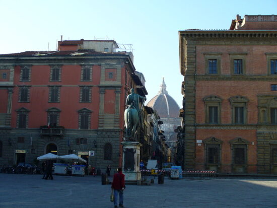 https://commons.wikimedia.org/wiki/Category:Piazza_Santissima_Annunziata#/media/File:Piazza_Santissima_Annunziata_2.JPG