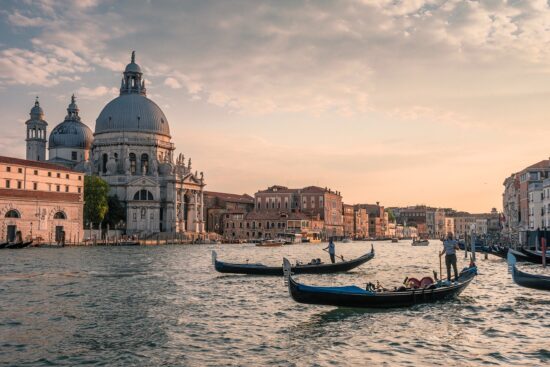 The Grand Canal https://pixabay.com/de/photos/kanal-venedig-gondeln-italien-3547224/