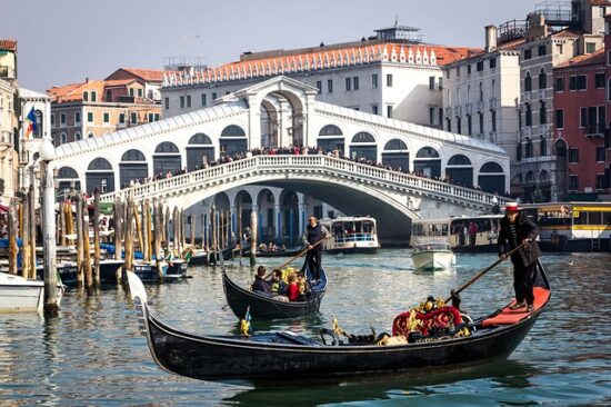 https://pixabay.com/de/photos/venedig-rialto-italien-br%C3%BCcke-2085864/