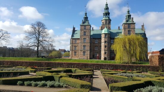 Rosenborg Palace and Kongens Have https://pixabay.com/de/photos/schloss-rosenborg-copenhagen-4696851/