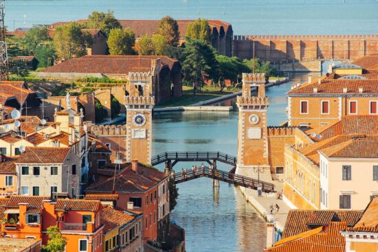 Arsenale https://pixabay.com/de/photos/venetian-arsenal-venedig-s%C3%BCdeuropa-4016990/