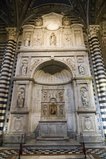 https://en.wikipedia.org/wiki/Piccolomini_Altarpiece#/media/File:Duomo_di_siena,_altare_piccolomini.jpg