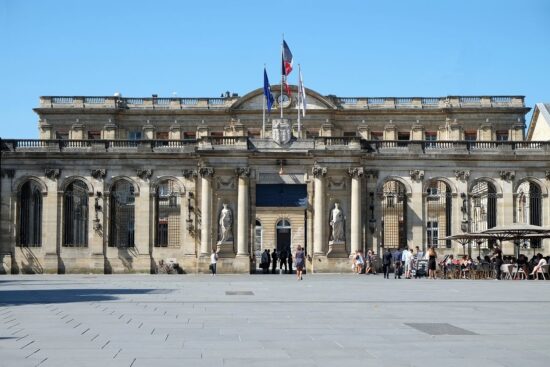 https://en.wikipedia.org/wiki/Palais_Rohan,_Bordeaux#/media/File:026_-_H%C3%B4tel_de_ville_Place_Pey-Berland_-_Bordeaux.jpg
