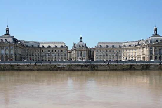 https://en.wikipedia.org/wiki/Ange-Jacques_Gabriel#/media/File:Bordeaux_-_Place_de_la_Bourse_2009-06-29.jpg