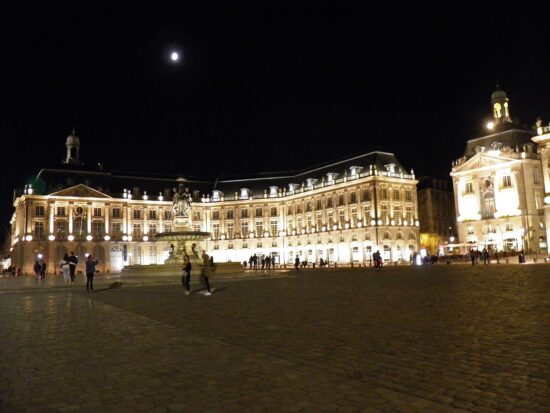 https://commons.wikimedia.org/wiki/File:Place_de_la_Bourse_et_fontaine_des_Trois_Gr%C3%A2ces_(Bordeaux).jpg