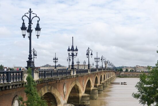 https://commons.wikimedia.org/wiki/Category:Pont_de_Pierre,_Bordeaux#/media/File:Pont_de_pierre,_Bordeaux,_11_August_2019.jpg