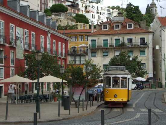 https://pixabay.com/de/photos/alfama-lissabon-portugal-2331271/