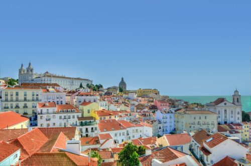 https://pixabay.com/de/photos/alfama-lissabon-farben-portugal-832816/