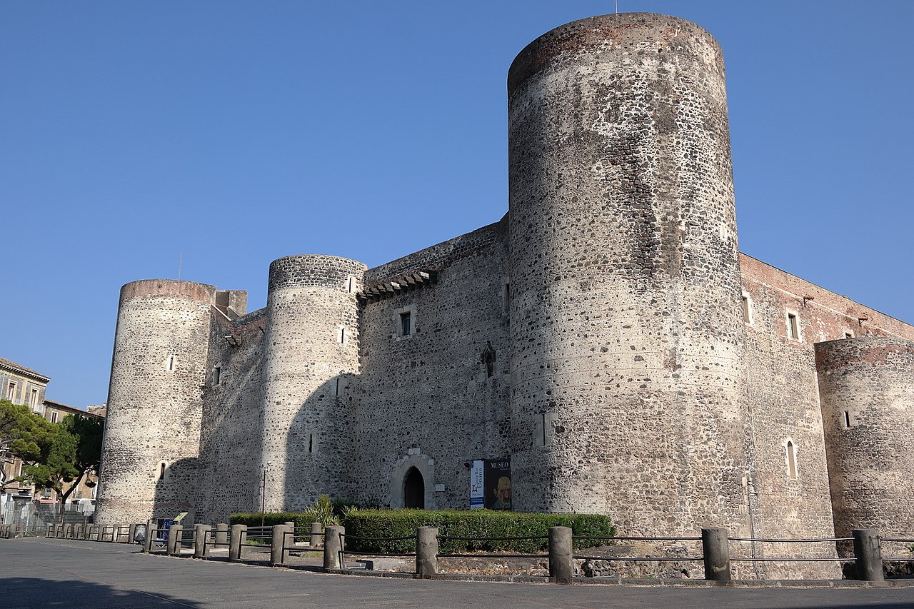 https://commons.wikimedia.org/wiki/Category:Castello_Ursino_(Catania)#/media/File:Catania_-_Castello_Ursino_01.jpg