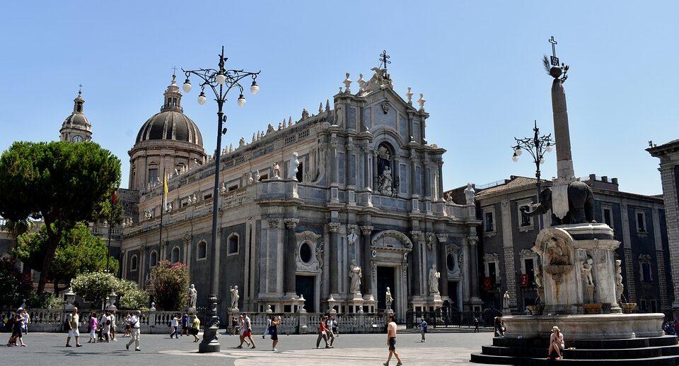 Piazza del Duomo https://pixabay.com/de/photos/marmor-stein-fassade-mittelmeer-4429592/
