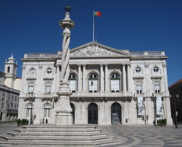 https://en.wikipedia.org/wiki/Lisbon_City_Hall#/media/File:Lisbon_City_Hall_and_pillory_(3906350050).jpg